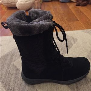 Black women’s Merrell winter boots.